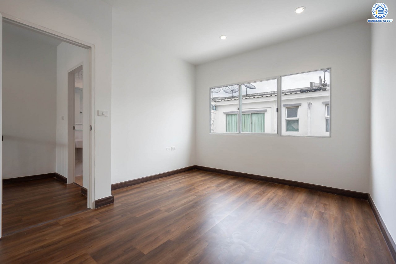 บ้านมือสองตกแต่งใหม่ ทาวน์โฮม 3 ชั้น ม.ทาวน์พลัส เพชรเกษม-บางแค เนื้อที่ 19.4 ตร.ว. ฟังก์ชัน 3 ห้องนอน 3 ห้องน้ำ จอดรถได้ 1 คัน รองรับทุกกิจกรรม บนทำเลเชื่อมต่อหลายเส้นทาง ใกล้จุดขึ้นทางด่วน "วงแหวน-กาญจนาภิเษก" และรถไฟฟ้าสายสีน้ำเงิน "สถานีบางแค"